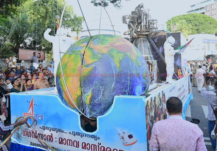 തലസ്ഥാനത്ത് ഗംഭീര സാംസ്കാരിക ഘോഷയാത്ര ഉപരാഷ്ട്രപതി ഫ്ലാഗ് ഓഫ് ചെയ്തു