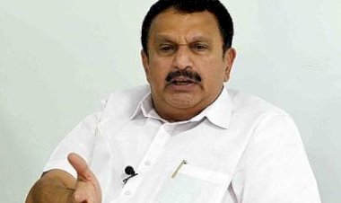 ഭക്തർക്ക് ഓണസദ്യയ്ക്ക് പകരം മഞ്ഞച്ചോറ് ദേവസ്വം ബോർഡിനെതിരെ ആഞ്ഞടിച്ച് മന്ത്രി കെ. മുരളീധരൻ