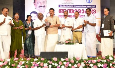 ലോക സാക്ഷരതാ ദിനം ചൂലൻകുട്ടിക്കും പി.പി. സാബിറയ്ക്കും മന്ത്രി എൻ. ഷംസുദ്ദീന്റെ ആദരം