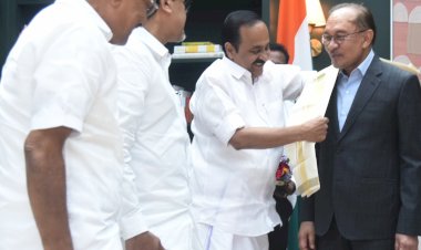 മലേഷ്യയുമായി സഹകരണം ശക്തമാക്കാൻ കേരളം മുഖ്യമന്ത്രി വി.ഡി. സതീശൻ മലേഷ്യൻ പ്രധാനമന്ത്രിയുമായി കൂടിക്കാഴ്ച നടത്തി