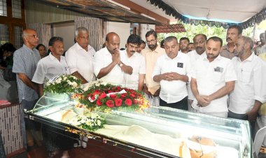 അന്തരിച്ച ഗാന്ധിയൻ കല്ലേലി രാഘവൻപിള്ളയ്ക്ക് മന്ത്രി എം ലിജു അന്തിമോപചാരം അർപ്പിച്ചു