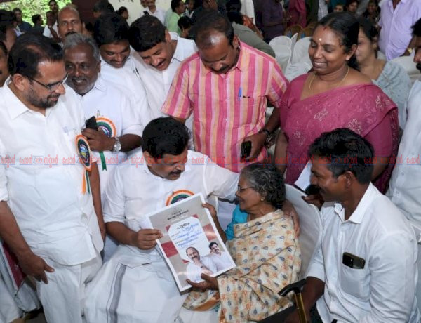 ​48 വർഷത്തെ കാത്തിരിപ്പിന് വിരാമം ഇടുക്കി പട്ടയമേളയിൽ കണ്ണീരണിഞ്ഞ് സരോജിനി 683 കുടുംബങ്ങൾക്ക് സ്വന്തം മണ്ണ്