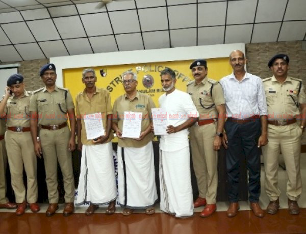മൂവാറ്റുപുഴയിൽ പുഴയിൽ വീണ കുടുംബത്തെ രക്ഷിച്ച ഷാജിക്കും മോഷണസംഘത്തെ പിടികൂടിയ ഓട്ടോ ഡ്രൈവർമാർക്കും ആദരം