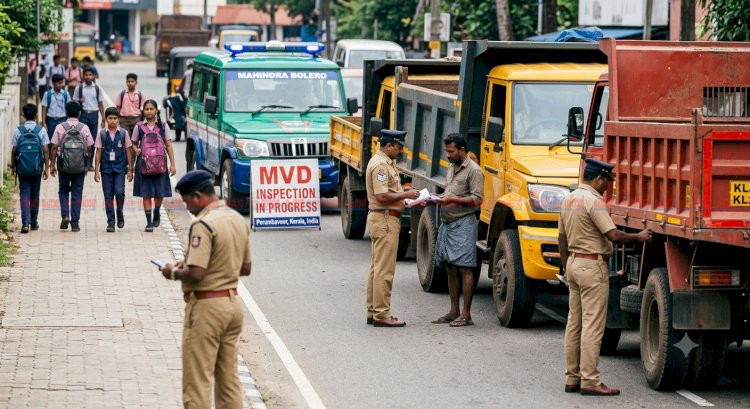 സ്കൂൾ സമയത്തെ ടിപ്പർ സർവീസ് പെരുമ്പാവൂരിൽ എം.വി.ഡി. മിന്നൽ പരിശോധന 89 കേസുകൾ, 2.68 ലക്ഷം പിഴ