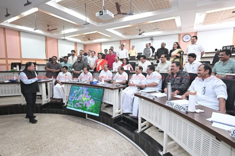 എ.ഐ കാലത്തെ ഭരണനിർവ്വഹണം മുതൽ കാലാവസ്ഥാ പ്രതിരോധം വരെ കോഴിക്കോട് ഐ.ഐ.എമ്മിൽ മസ്തിഷ്കപ്രക്ഷാളനവുമായി സംസ്ഥാന മന്ത്രിസഭ