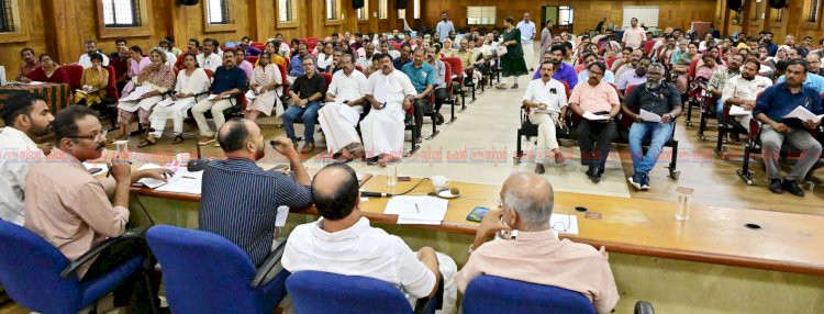 കണ്ണൂർ വിമാനത്താവള എൻട്രി ഫീ ഒഴിവാക്കണം തകർന്ന് റോഡുകളും ജനകീയ പ്രശ്നങ്ങളും ചർച്ച ചെയ്ത് ജില്ലാ വികസന സമിതി