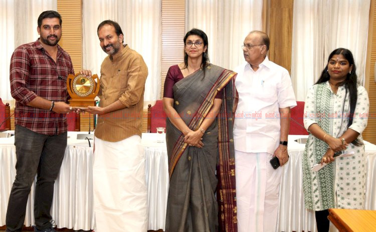 ഓണം വാരാഘോഷം പുരസ്‌കാരങ്ങൾ വിതരണം ചെയ്തു മന്ത്രി പി. സി. വിഷ്ണുനാഥ്