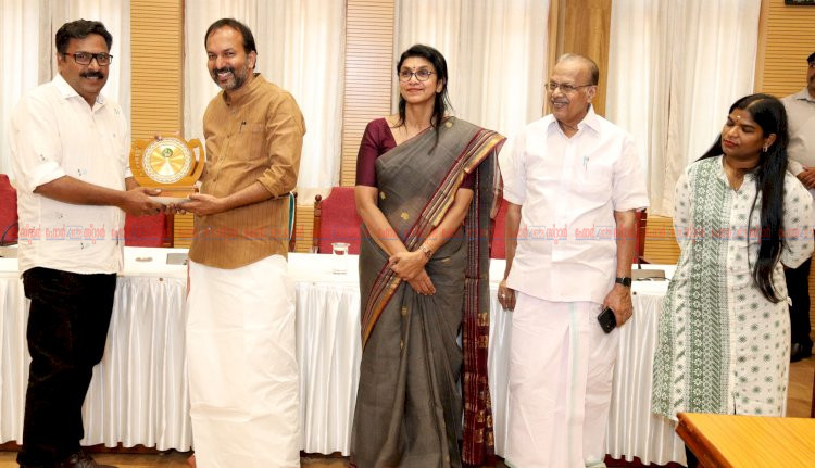 ഓണം വാരാഘോഷം പുരസ്‌കാരങ്ങൾ വിതരണം ചെയ്തു മന്ത്രി പി. സി. വിഷ്ണുനാഥ്