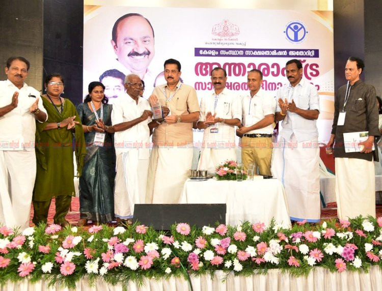 ലോക സാക്ഷരതാ ദിനം ചൂലൻകുട്ടിക്കും പി.പി. സാബിറയ്ക്കും മന്ത്രി എൻ. ഷംസുദ്ദീന്റെ ആദരം