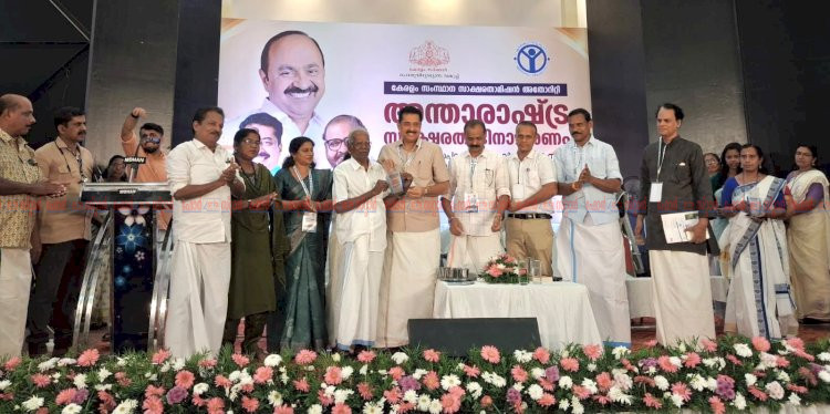 ലോക സാക്ഷരതാ ദിനം ചൂലൻകുട്ടിക്കും പി.പി. സാബിറയ്ക്കും മന്ത്രി എൻ. ഷംസുദ്ദീന്റെ ആദരം