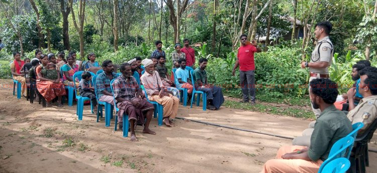 നിയമബോധവൽക്കരണവുമായി ജനമൈത്രി പോലീസ് വാരിയം ഊരിലെത്തി