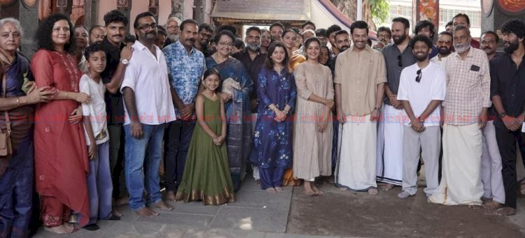 പൃഥ്വിരാജ് മഞ്ജു വാര്യർ ചിത്രം ഒടിയൻ ദി ഏജ് ഓഫ് ഇല്ല്യൂഷൻ പൂജ കഴിഞ്ഞു സംവിധാനം രാഹുൽ സദാശിവൻ