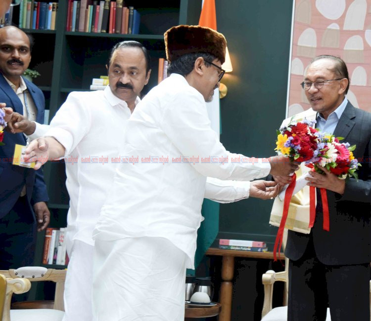 മലേഷ്യയുമായി സഹകരണം ശക്തമാക്കാൻ കേരളം മുഖ്യമന്ത്രി വി.ഡി. സതീശൻ മലേഷ്യൻ പ്രധാനമന്ത്രിയുമായി കൂടിക്കാഴ്ച നടത്തി
