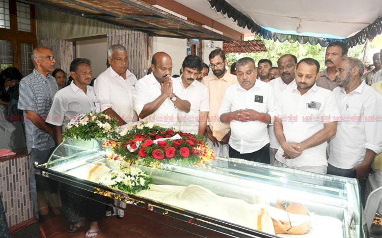 അന്തരിച്ച ഗാന്ധിയൻ കല്ലേലി രാഘവൻപിള്ളയ്ക്ക് മന്ത്രി എം ലിജു അന്തിമോപചാരം അർപ്പിച്ചു