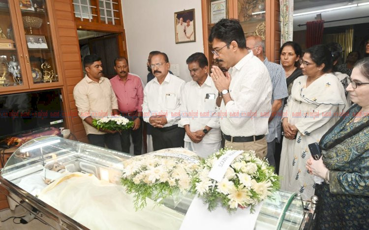 അന്തരിച്ച ഗാന്ധിയൻ കല്ലേലി രാഘവൻപിള്ളയ്ക്ക് മന്ത്രി എം ലിജു അന്തിമോപചാരം അർപ്പിച്ചു