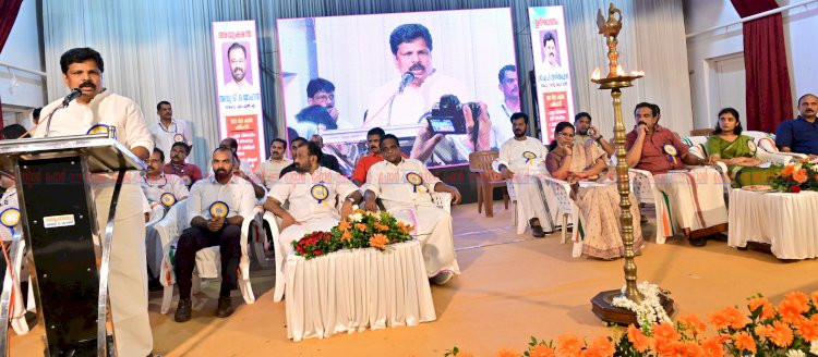 നിശ്ചയിച്ചതിലും ഇരട്ടിയിലേറെ പട്ടയങ്ങള്‍ വിതരണം ചെയ്യാനായി മന്ത്രി എ പി അനില്‍കുമാർ