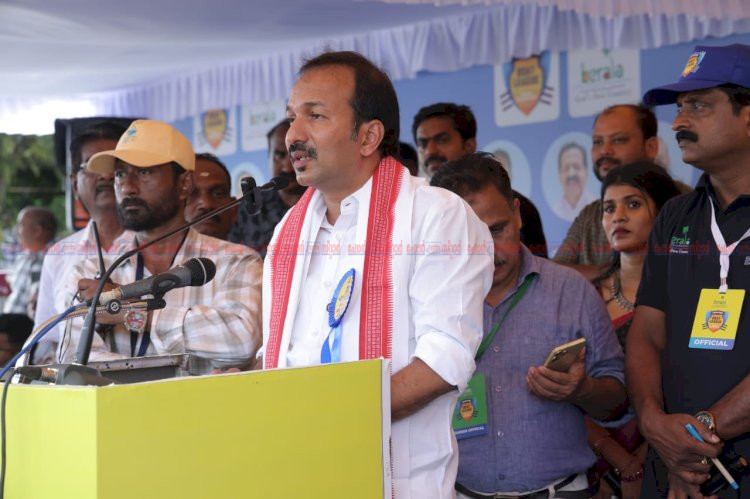 ചാമ്പ്യൻസ് ബോട്ട് ലീഗിന് തുടക്കം ജലമേളകൾ വിപുലീകരിക്കുമെന്ന് മന്ത്രി രമേശ് ചെന്നിത്തല