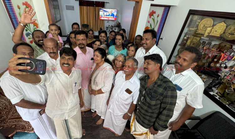 ഏഷ്യൻ ഗെയിംസ് ഷൂട്ടിംഗ് വെള്ളിമെഡൽ ജേതാവ് വിദർശ കെ. വിനോദിനെ മന്ത്രി ടി. സിദ്ദീഖ് അഭിനന്ദിച്ചു
