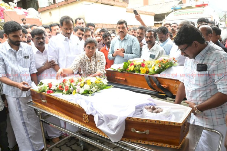 കൊട്ടക്കാമ്പൂരിൽ ഷെഡ് തകർന്നു മരിച്ചവർക്ക് മന്ത്രി അനൂപ് ജേക്കബ് ആദരാഞ്ജലി അർപ്പിച്ചു