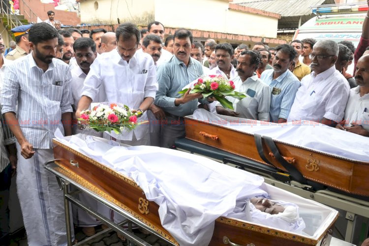കൊട്ടക്കാമ്പൂരിൽ ഷെഡ് തകർന്നു മരിച്ചവർക്ക് മന്ത്രി അനൂപ് ജേക്കബ് ആദരാഞ്ജലി അർപ്പിച്ചു