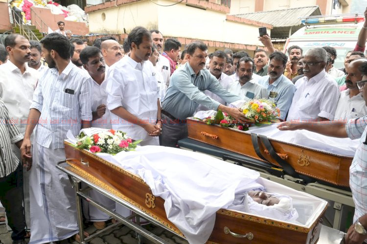 കൊട്ടക്കാമ്പൂരിൽ ഷെഡ് തകർന്നു മരിച്ചവർക്ക് മന്ത്രി അനൂപ് ജേക്കബ് ആദരാഞ്ജലി അർപ്പിച്ചു