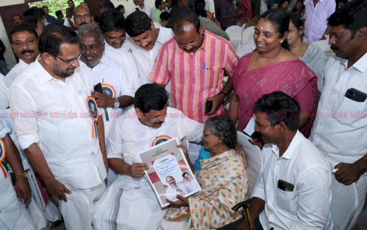 ​48 വർഷത്തെ കാത്തിരിപ്പിന് വിരാമം ഇടുക്കി പട്ടയമേളയിൽ കണ്ണീരണിഞ്ഞ് സരോജിനി 683 കുടുംബങ്ങൾക്ക് സ്വന്തം മണ്ണ്