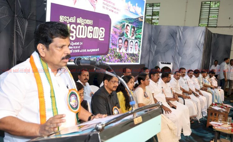 ​48 വർഷത്തെ കാത്തിരിപ്പിന് വിരാമം ഇടുക്കി പട്ടയമേളയിൽ കണ്ണീരണിഞ്ഞ് സരോജിനി 683 കുടുംബങ്ങൾക്ക് സ്വന്തം മണ്ണ്