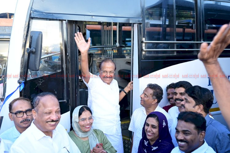 പുതിയ എട്ട് കെ.എസ്.ആർ.ടി.സി സർവീസുകൾ മന്ത്രി പി.കെ. കുഞ്ഞാലിക്കുട്ടി ഫ്ലാഗ് ഓഫ് ചെയ്തു
