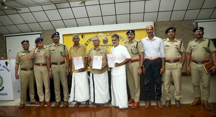 മൂവാറ്റുപുഴയിൽ പുഴയിൽ വീണ കുടുംബത്തെ രക്ഷിച്ച ഷാജിക്കും മോഷണസംഘത്തെ പിടികൂടിയ ഓട്ടോ ഡ്രൈവർമാർക്കും ആദരം
