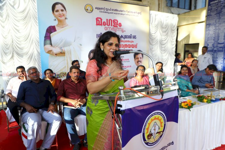 തിരുവനന്തപുരം ജില്ലാ കളക്ടർ അനു കുമാരിക്ക് ഊഷ്മളമായ യാത്രയയപ്പ് ഉപഹാരം സമ്മാനിച്ച് മന്ത്രി എ. പി. അനിൽകുമാർ