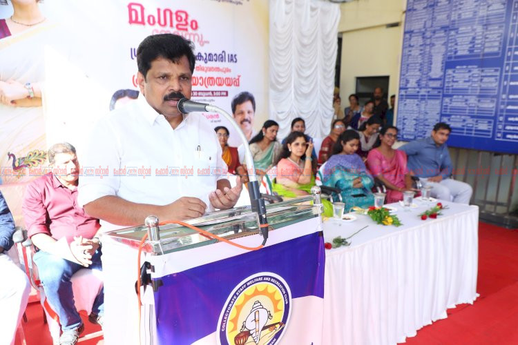 തിരുവനന്തപുരം ജില്ലാ കളക്ടർ അനു കുമാരിക്ക് ഊഷ്മളമായ യാത്രയയപ്പ് ഉപഹാരം സമ്മാനിച്ച് മന്ത്രി എ. പി. അനിൽകുമാർ