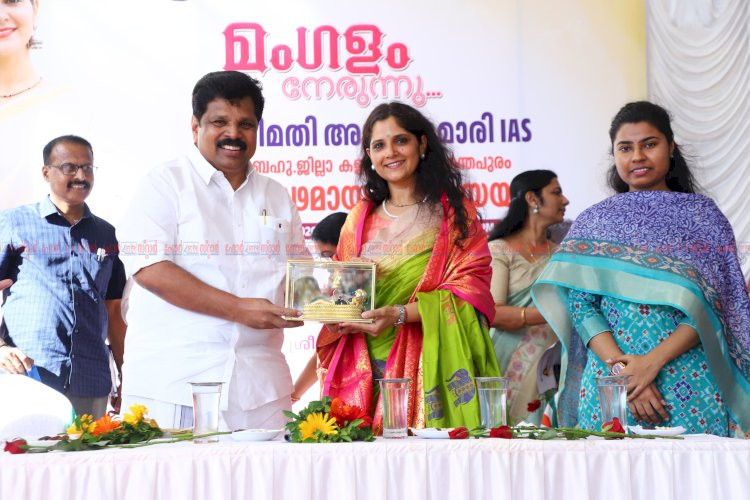 തിരുവനന്തപുരം ജില്ലാ കളക്ടർ അനു കുമാരിക്ക് ഊഷ്മളമായ യാത്രയയപ്പ് ഉപഹാരം സമ്മാനിച്ച് മന്ത്രി എ. പി. അനിൽകുമാർ