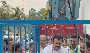 ​വോൾട്ടേജ് ക്ഷാമത്തിന് പരിഹാരം പുതിയ ട്രാൻസ്ഫോമർ സ്വിച്ച് ഓൺ ചെയ്ത് മന്ത്രി കെ. മുരളീധരൻ