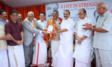 തമ്പാൻ തോമസിന്റെ ആത്മകഥ എ ലൈഫ് ഇൻ സ്ട്രഗിൾ മുഖ്യമന്ത്രി വി. ഡി. സതീശൻ പ്രകാശനം ചെയ്തു