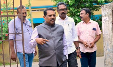 കുമ്പളം വില്ലേജ് ഓഫീസിൽ സന്ദർശനം നടത്തി മുഖ്യ തിരഞ്ഞെടുപ്പ് ഓഫീസർ ഡോ. സജിത്ത് ബാബു