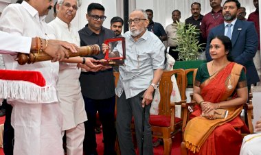 കേരള പുരസ്‌കാരങ്ങൾ വിതരണം ചെയ്തു ഡോ. എം.ആർ. രാഘവവാര്യർക്ക് കേരള ജ്യോതി