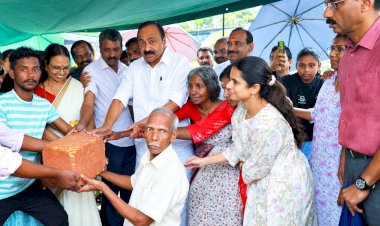 സ്വന്തമായൊരു അടച്ചുറപ്പുള്ള വീട് ഇനി സ്വപ്നമല്ല രണ്ട് കുടുംബങ്ങൾക്ക് പുനർജനിയിലൂടെ തണലൊരുങ്ങുന്നു