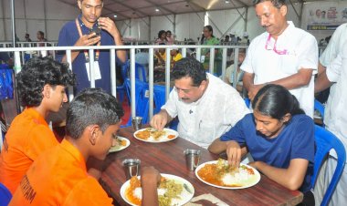 കുട്ടികൾക്കൊപ്പം ഉച്ചഭക്ഷണം കഴിച്ച് വിദ്യാഭ്യാസ മന്ത്രി; കായികമേളയിൽ സൗഹൃദം പങ്കുവെച്ച് താരങ്ങൾ