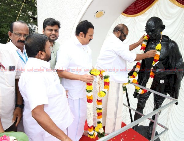 കാൻവാസിൽ ഗാന്ധിസ്മരണയൊരുക്കി ഭിന്നശേഷി കുട്ടികൾ ഗാന്ധി പാർക്കിൽ പ്രൗഢഗംഭീരമായ ദിനാചരണം