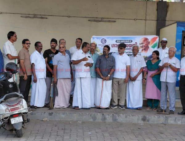 ഗാന്ധിജയന്തിയിൽ ശുചിത്വ സന്ദേശവുമായി സിറ്റിസൺ ഡയസ് മൂവാറ്റുപുഴ ലത സ്റ്റാൻഡ് ശുചീകരിച്ചു