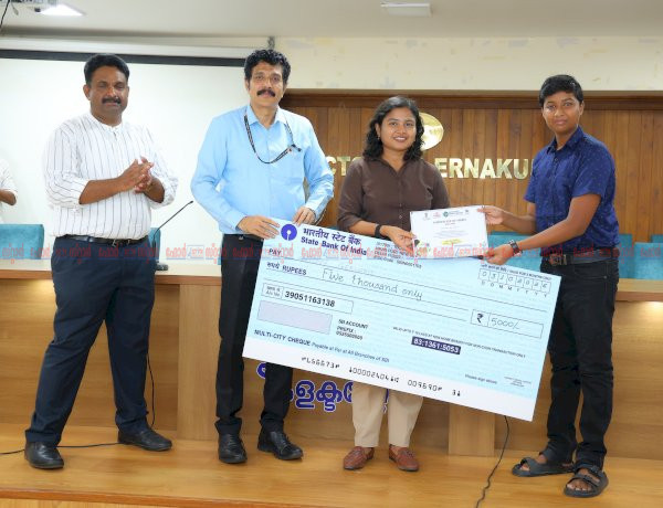 ലഹരിമുക്ത ഭാരതം മത്സരവിജയികൾക്ക് ജില്ലാ കളക്ടർ സമ്മാനങ്ങൾ വിതരണം ചെയ്തു