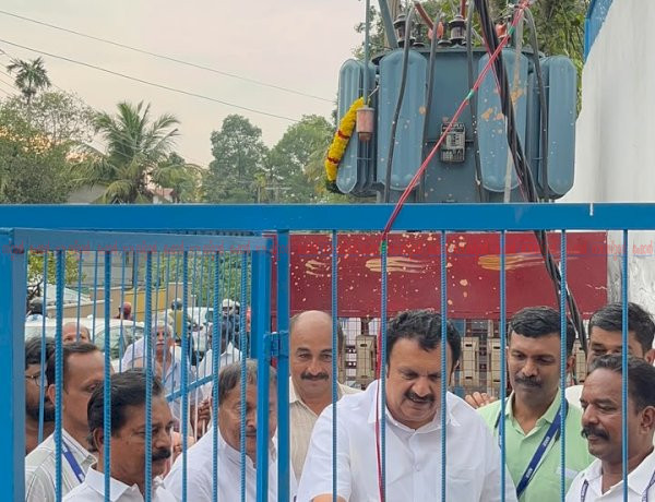 ​വോൾട്ടേജ് ക്ഷാമത്തിന് പരിഹാരം പുതിയ ട്രാൻസ്ഫോമർ സ്വിച്ച് ഓൺ ചെയ്ത് മന്ത്രി കെ. മുരളീധരൻ