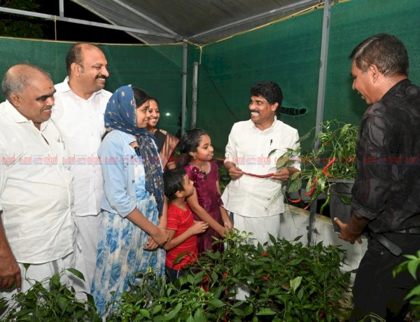 ​അഞ്ച് സെന്റിൽ കാർഷിക വിപ്ലവം മാതൃകാ കുട്ടി കർഷകരെ വീട്ടിലെത്തി അഭിനന്ദിച്ച് കൃഷിമന്ത്രി ടി. സിദ്ദിഖ്