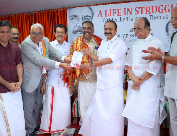 തമ്പാൻ തോമസിന്റെ ആത്മകഥ എ ലൈഫ് ഇൻ സ്ട്രഗിൾ മുഖ്യമന്ത്രി വി. ഡി. സതീശൻ പ്രകാശനം ചെയ്തു