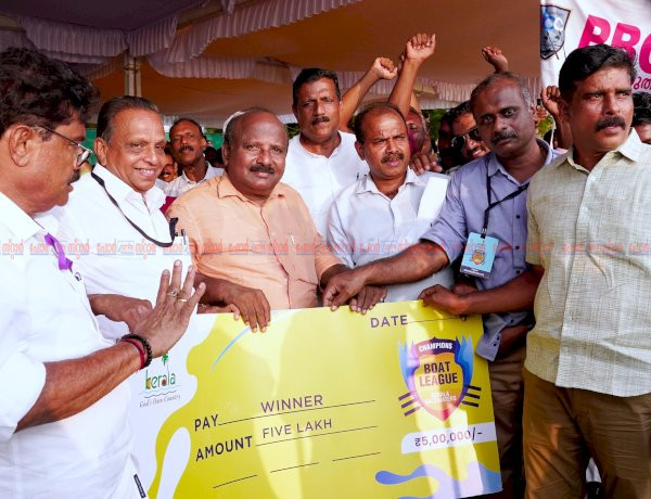 കൊച്ചിയിൽ ആവേശം വിതറി ചാമ്പ്യൻസ് ബോട്ട് ലീഗ് പള്ളാത്തുരുത്തി മേൽപ്പാടം ചുണ്ടന് കിരീടം