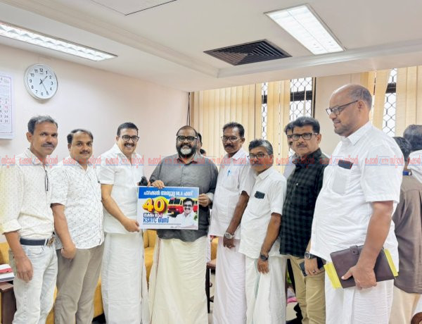 പ്രിയദർശിനി ബസിനുള്ള ഫണ്ട്‌ കൈമാറി പാറക്കൽ അബ്ദുല്ല എം. എൽ. എ.