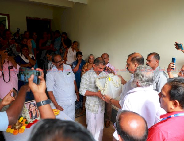 ജപ്പാനില്‍ ട്രെയിനിടിച്ച് മരിച്ച മലയാളി യുവതി ദേവികയുടെ ചിതാഭസ്മം നാട്ടിലെത്തിച്ചു