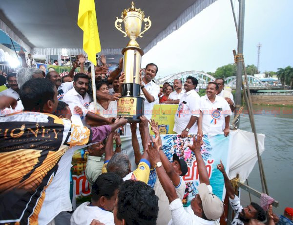 ഇഞ്ചോടിഞ്ച് പോരാട്ടം അവസാന നിമിഷം കിരീടം തൂക്കി മേൽപ്പാടം ചുണ്ടൻ പിറവത്ത് ആവേശക്കടൽ