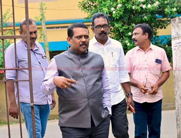 കുമ്പളം വില്ലേജ് ഓഫീസിൽ സന്ദർശനം നടത്തി മുഖ്യ തിരഞ്ഞെടുപ്പ് ഓഫീസർ ഡോ. സജിത്ത് ബാബു