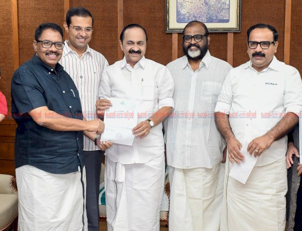 യാത്രാസൗകര്യം വർദ്ധിപ്പിക്കാൻ പുതിയ കെ.എസ്.ആർ.ടി.സി ബസ് ധാരണാപത്രം മുഖ്യമന്ത്രി വി.ഡി. സതീശന്കൈമാറി